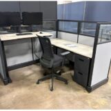 Cubicle with electric desk in dark trim a