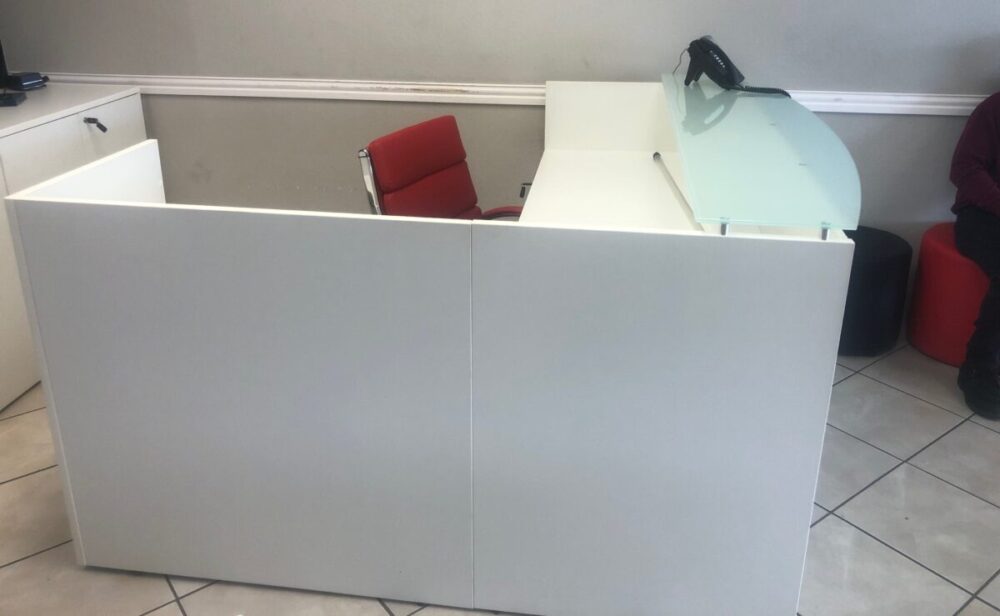 White Reception L Shape with Glass Counter top White Reception L Shape with Glass Counter top