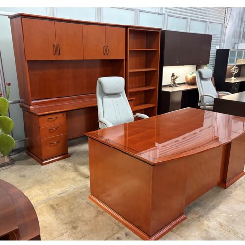Used/ Desk Credenza and Hutch/UWDC-4278